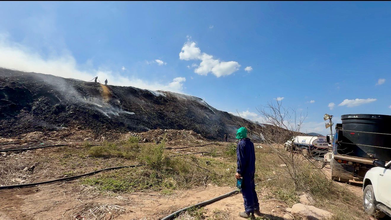 Controlan en un 70 % el conato de incendio en el relleno sanitario Los Corazones los corazones