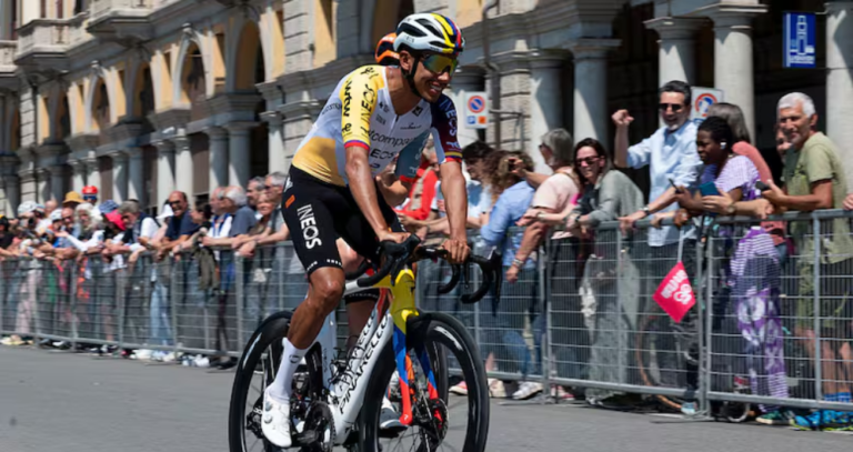 Egan Bernal entra al Top 10 de la etapa 14 y sigue vivo en la pelea del Giro de Italia egan bernal