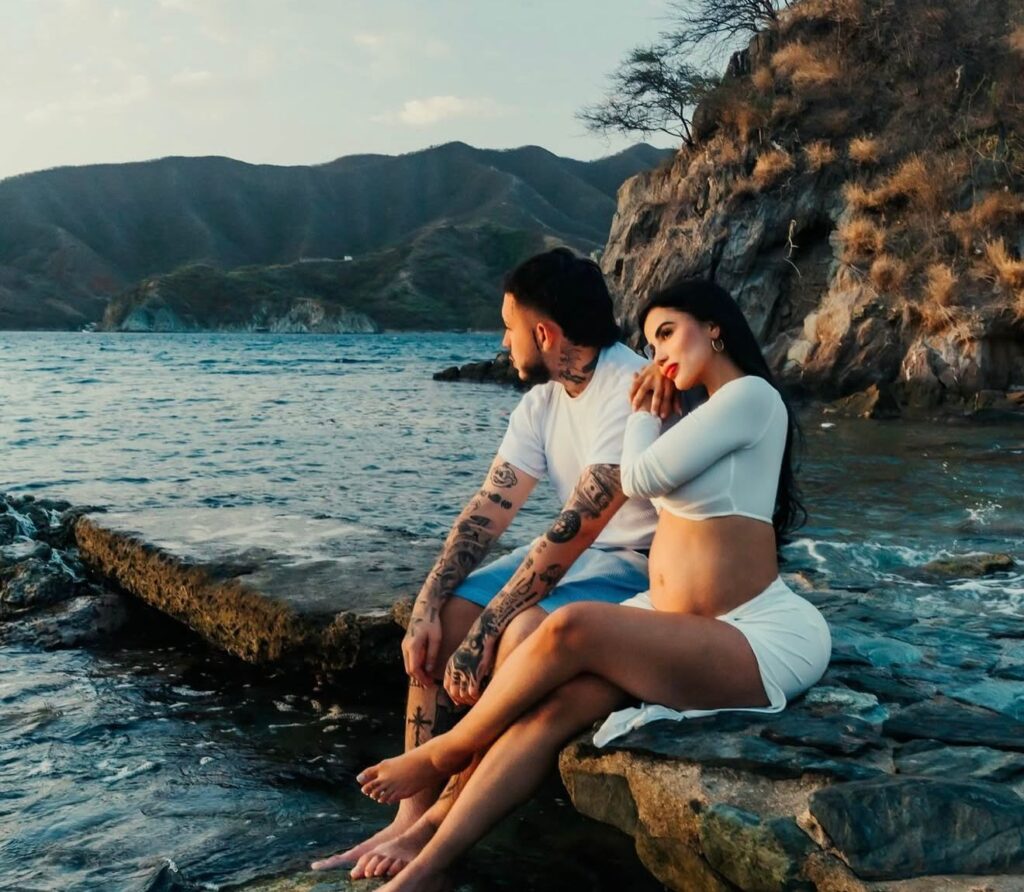 Karina García y Kris R sorprendieron al anunciar que serán padres | RTA Noticias