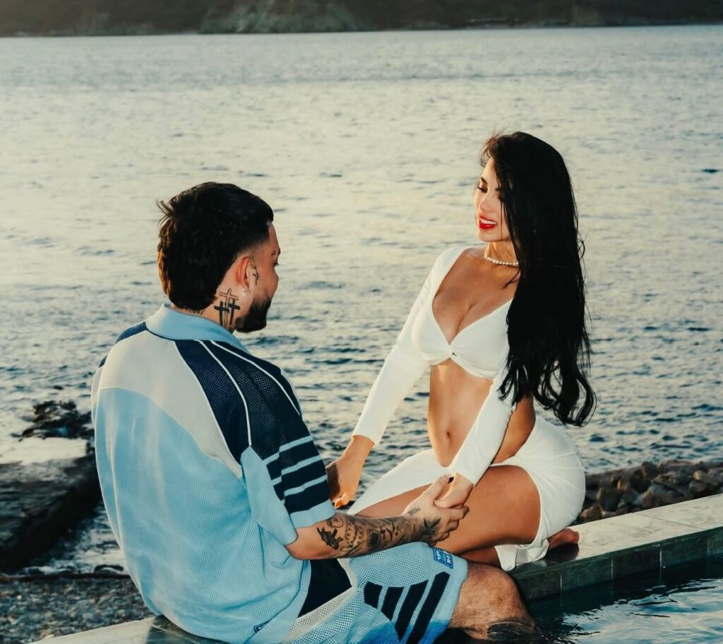 Karina García y Kris R sorprendieron al anunciar que serán padres | RTA Noticias