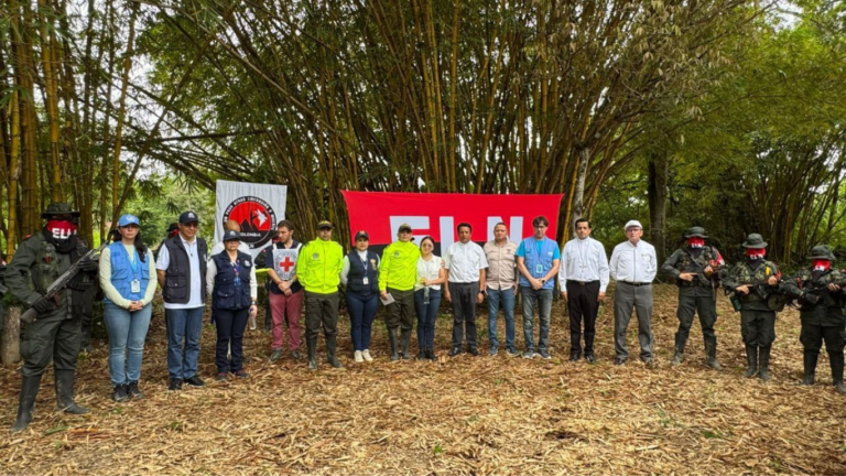 Agentes de la Dijín secuestrados por el ELN fueron liberados en Arauca tras un año de cautiverio Los agentes de la Dijín Franki Esley Hoyos Murcia y Yordin Fabián Pérez Mendoza tras ser liberados por el ELN en Arauca y entregados a una comisión humanitaria después de un año de cautiverio.
