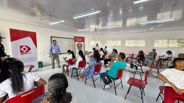 Drummond fortalece la educación con dotación escolar en Magdalena Drummond