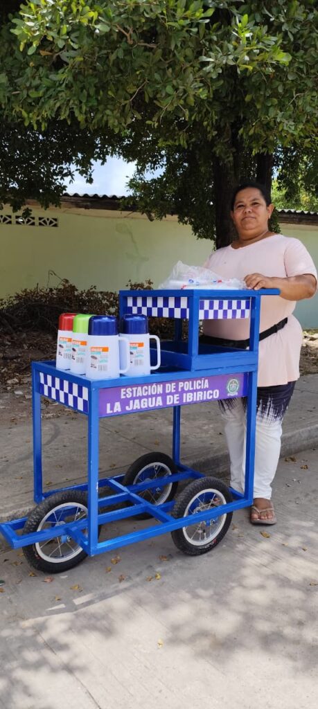 Policía Comunitaria entrega nuevo carrito a emprendedora con discapacidad en La Jagua de Ibirico Policía Comunitaria entrega nuevo carrito a emprendedora con discapacidad en La Jagua de Ibirico | RTA Noticias