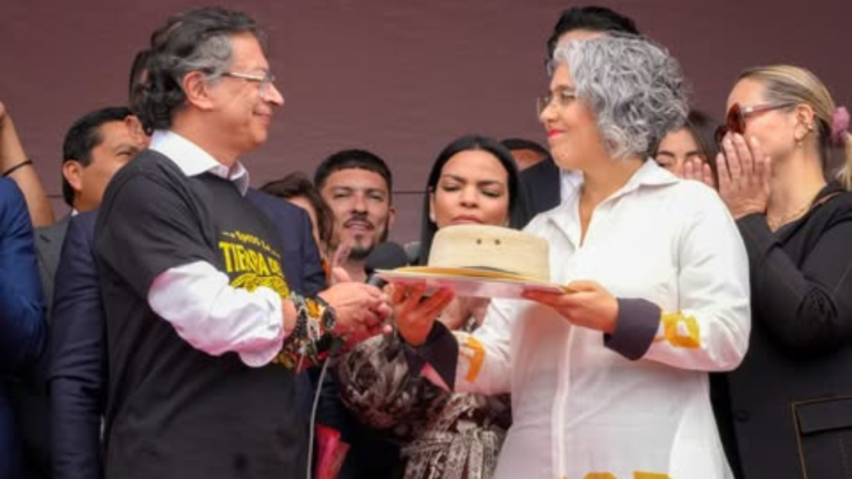 Gustavo Petro entregó a María José Pizarro el sombrero de su padre en la Casa de Nariño Gustavo petro