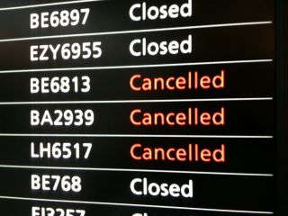 Indemnización por vuelo retrasado en 2026 Tablero de aeropuerto con vuelos retrasados y cancelados, imagen ilustrativa para reclamar una indemnización por vuelo retrasado
