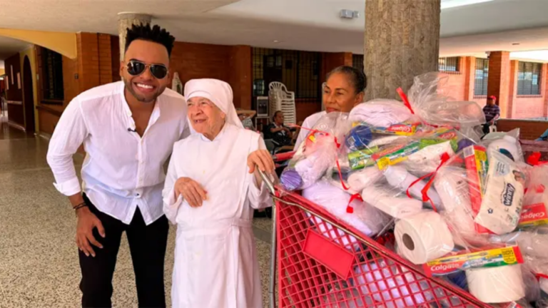 Morocho llevó música, ayudas y sonrisas a los adultos mayores de la Casa del Abuelo en Valledupar Morocho