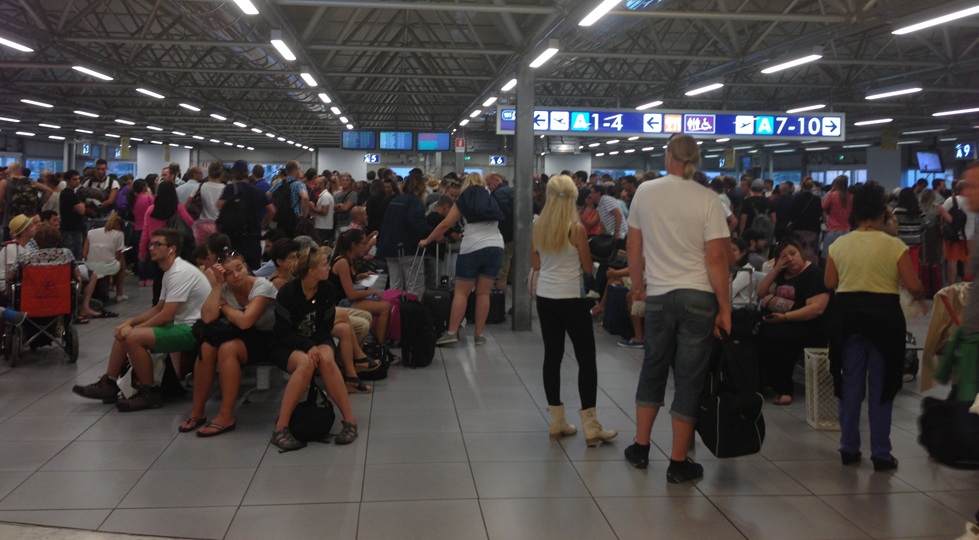 Pasajeros esperando un vuelo retrasado Pasajeros esperan información sobre un vuelo retrasado en un aeropuerto internacional