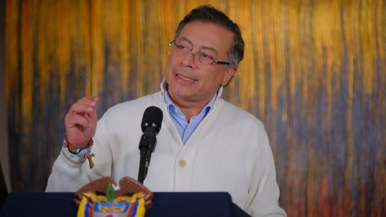 Gustavo Petro prohíbe usar bases militares para la posesión de Abelardo De la Espriella petro