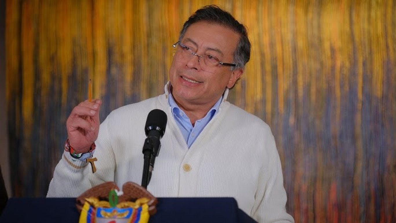 Gustavo Petro prohíbe usar bases militares para la posesión de Abelardo De la Espriella petro