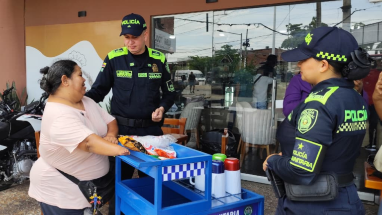 Policía Comunitaria entrega nuevo carrito a emprendedora con discapacidad en La Jagua de Ibirico policía