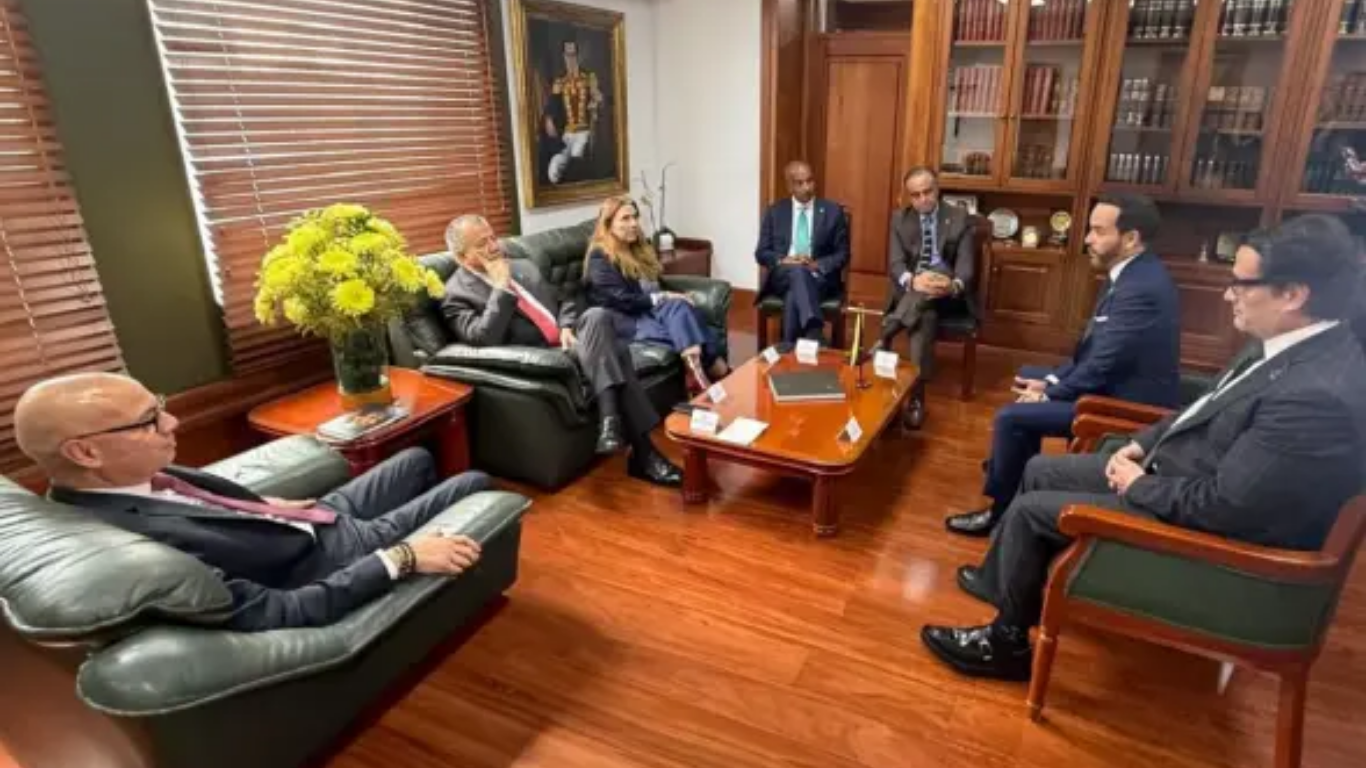 El presidente Abelardo De La Espriella se reúne con las altas cortes en el Palacio de Justicia Presidente