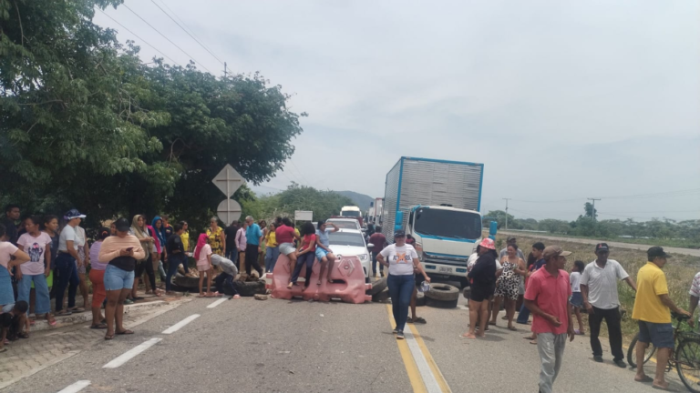 Comunidad de Valencia de Jesús bloquea la Ruta del Sol para exigir solución al colapso del alcantarillado comunidad