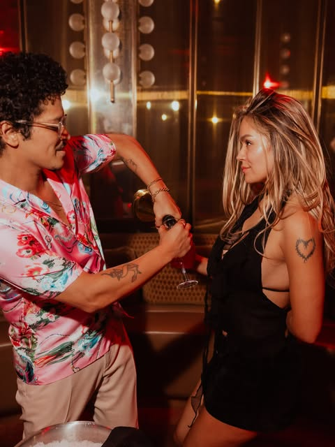 Karol G desata rumores de romance con Bruno Mars tras publicar nuevas fotografías | RTA Noticias