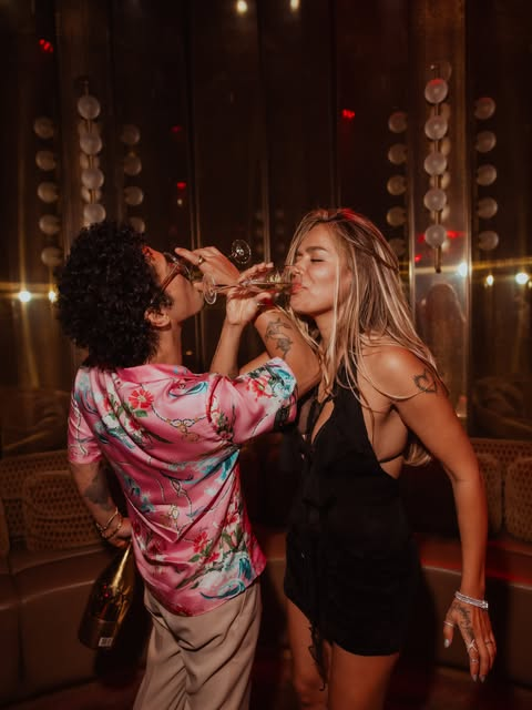Karol G desata rumores de romance con Bruno Mars tras publicar nuevas fotografías | RTA Noticias