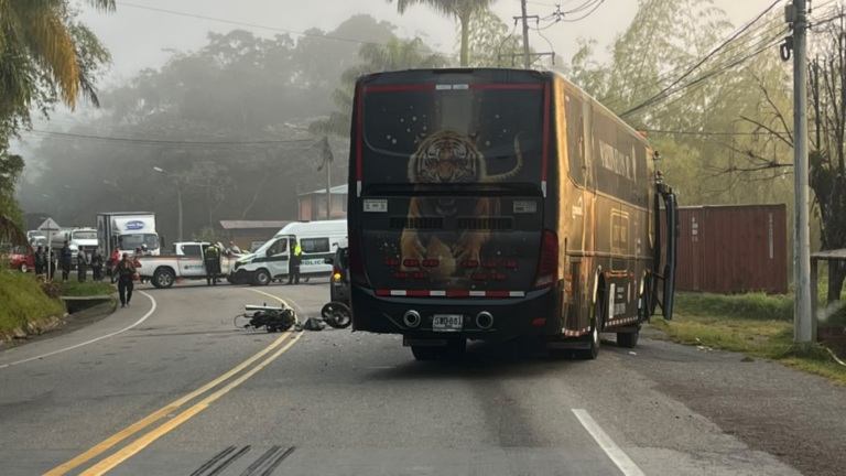 Accidente de tránsito con el bus de Martín Elias Jr deja dos muertos en la vía Puente Nacional-Barbosa accidente