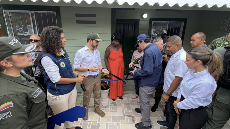 Grupo Argos y Nicky Jam entrega de vivienda a familia afectada en Quibdó entrega de vivienda
