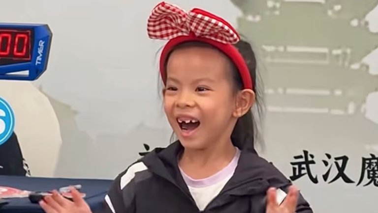 Lian Yunzhi, la Niña de 6 años que rompió dos veces el récord mundial femenino del Cubo Rubik Lian Yunzhi