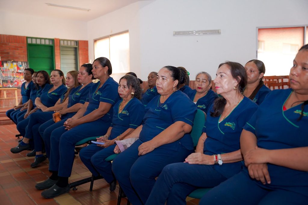 Mujeres de servicios generales de la upc recibieron certificación en aseo y belleza Mujeres de servicios generales de la upc recibieron certificación en aseo y belleza | RTA Noticias