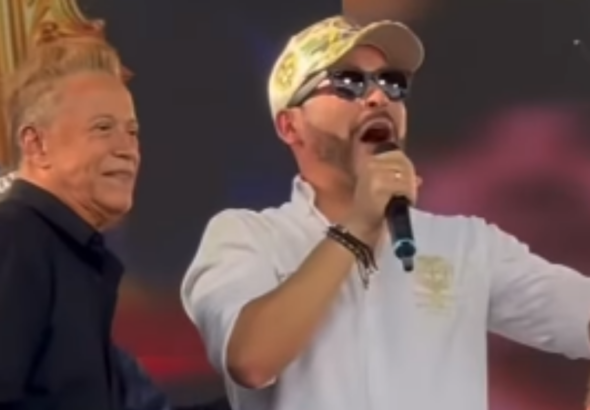 Presidente Abelardo cantó ‘Luna sanjuanera’ junto a Roberto Calderón en San Juan del Cesar Presidente cantando con el maestro Roberto