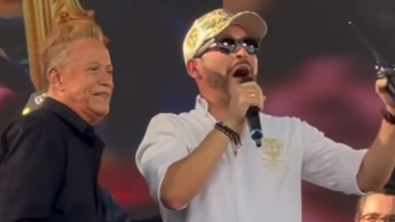 Presidente Abelardo cantó ‘Luna sanjuanera’ junto a Roberto Calderón en San Juan del Cesar Presidente cantando con el maestro Roberto