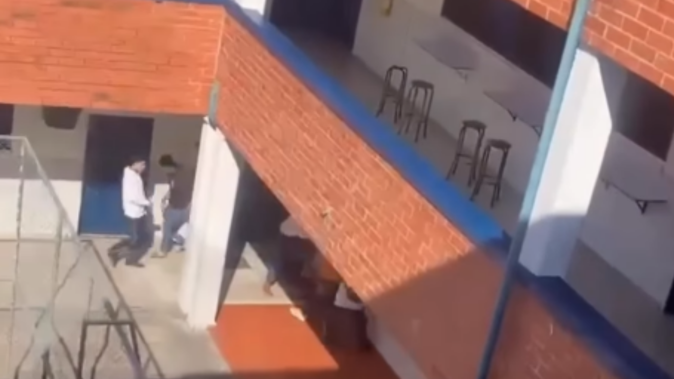 Disparos en colegio de Medellín: joven de 17 años habría intimidado a estudiantes Disparos