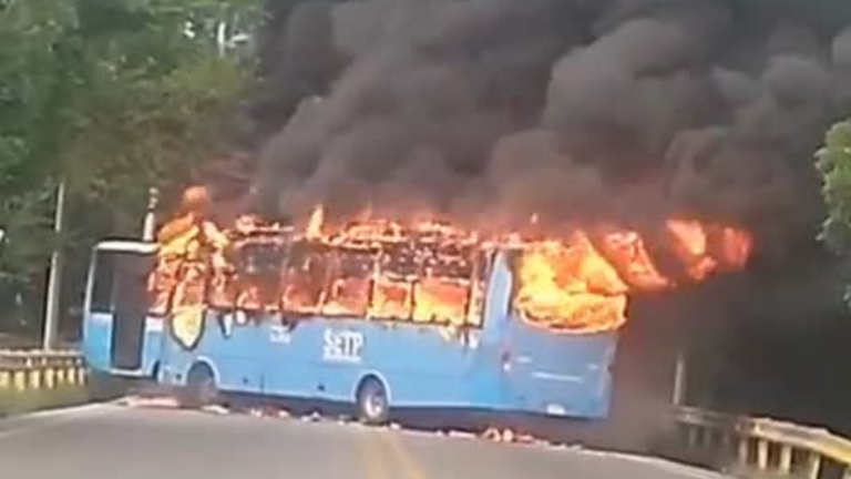 Hombres armados quemaron dos busetas en la Troncal del Caribe, en Santa Marta Santa Marta