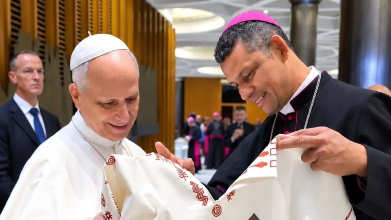 Encuentro entre el obispo Jesús Alberto Torres Ariza y León XIV marcó la celebración de la Santa Cruz obispo