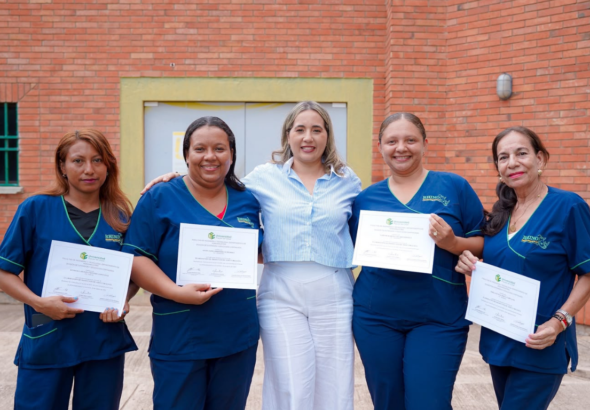 Mujeres de servicios generales de la upc recibieron certificación en aseo y belleza mujeres de la UPC