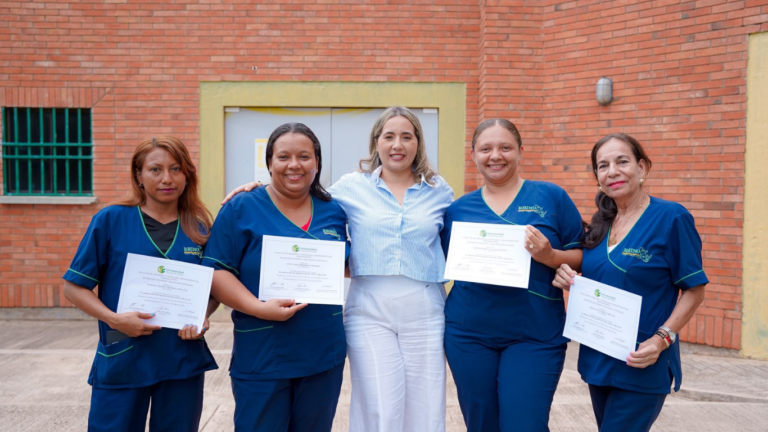 Mujeres de servicios generales de la upc recibieron certificación en aseo y belleza mujeres de la UPC