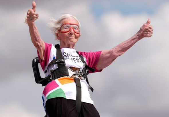 Betty Bromage rompió récord Guinness a los 97 años con una peligrosa hazaña aérea Betty Bromage