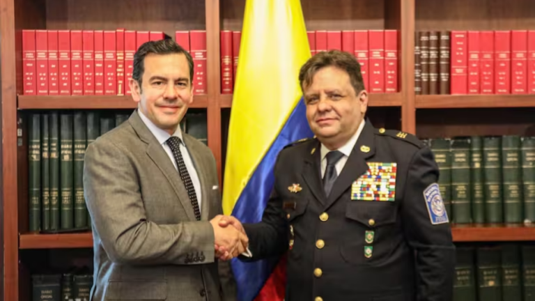 Gobierno denuncia presuntas irregularidades por $24.000 millones en contratos de Bomberos Bomberos