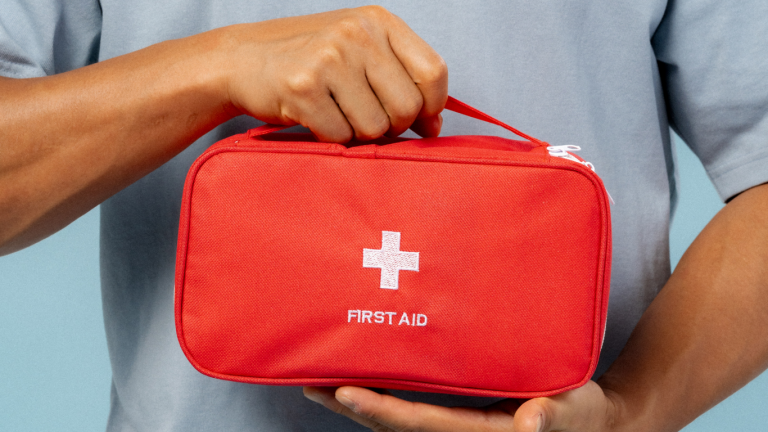 ¿Qué debe tener un botiquín de primeros auxilios para atender una emergencia? Botiquín