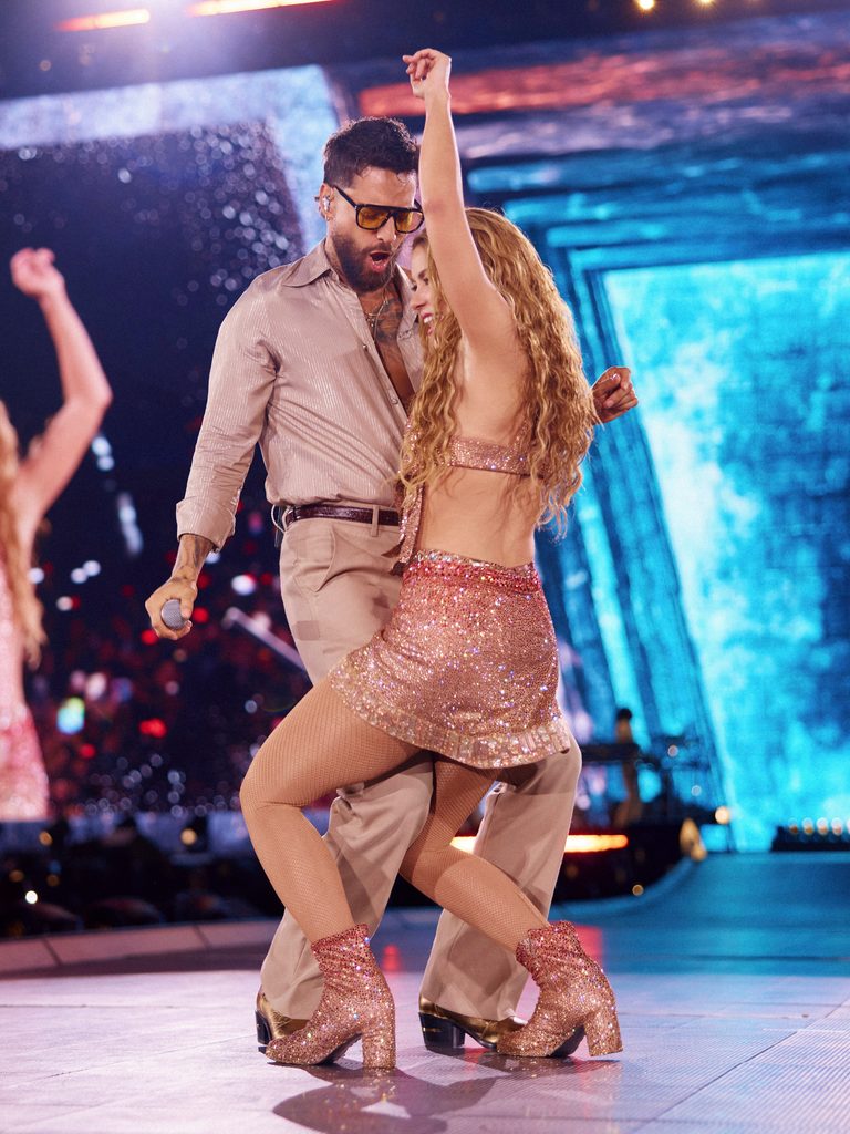 Shakira invitó a Maluma a cantar “AGUA” en Madrid Shakira invitó a Maluma a cantar “AGUA” en Madrid | RTA Noticias