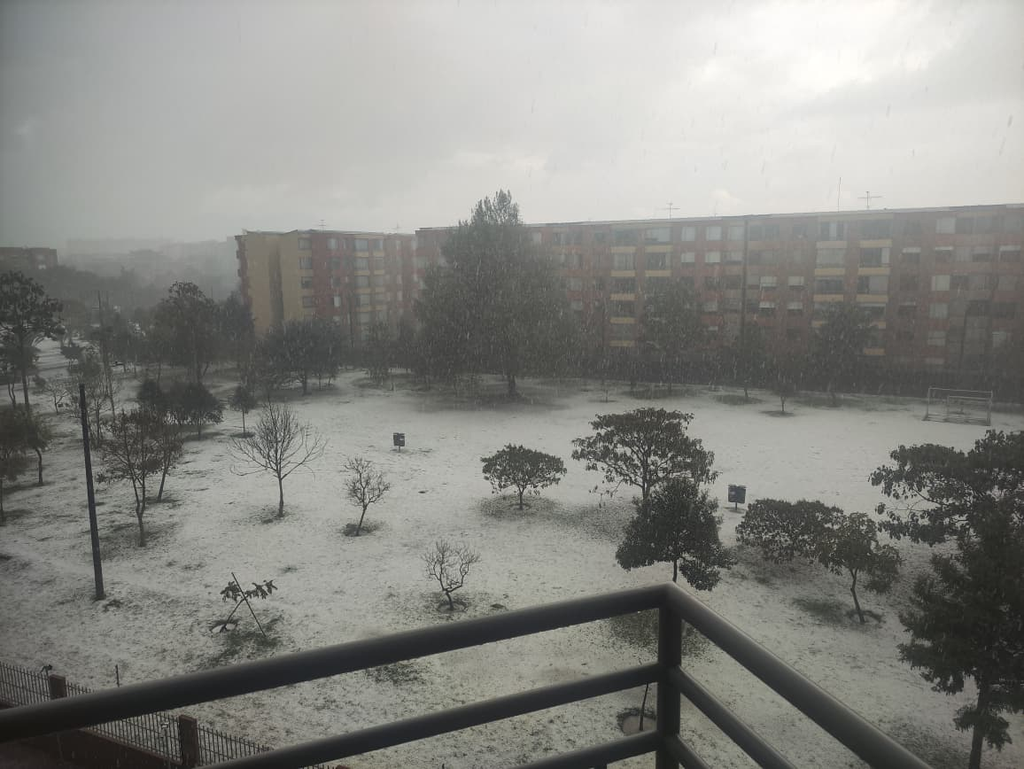 Fuerte granizada cubrió de blanco a Bogotá y afectó vuelos en El Dorado Fuerte granizada cubrió de blanco a Bogotá y afectó vuelos en El Dorado | RTA Noticias