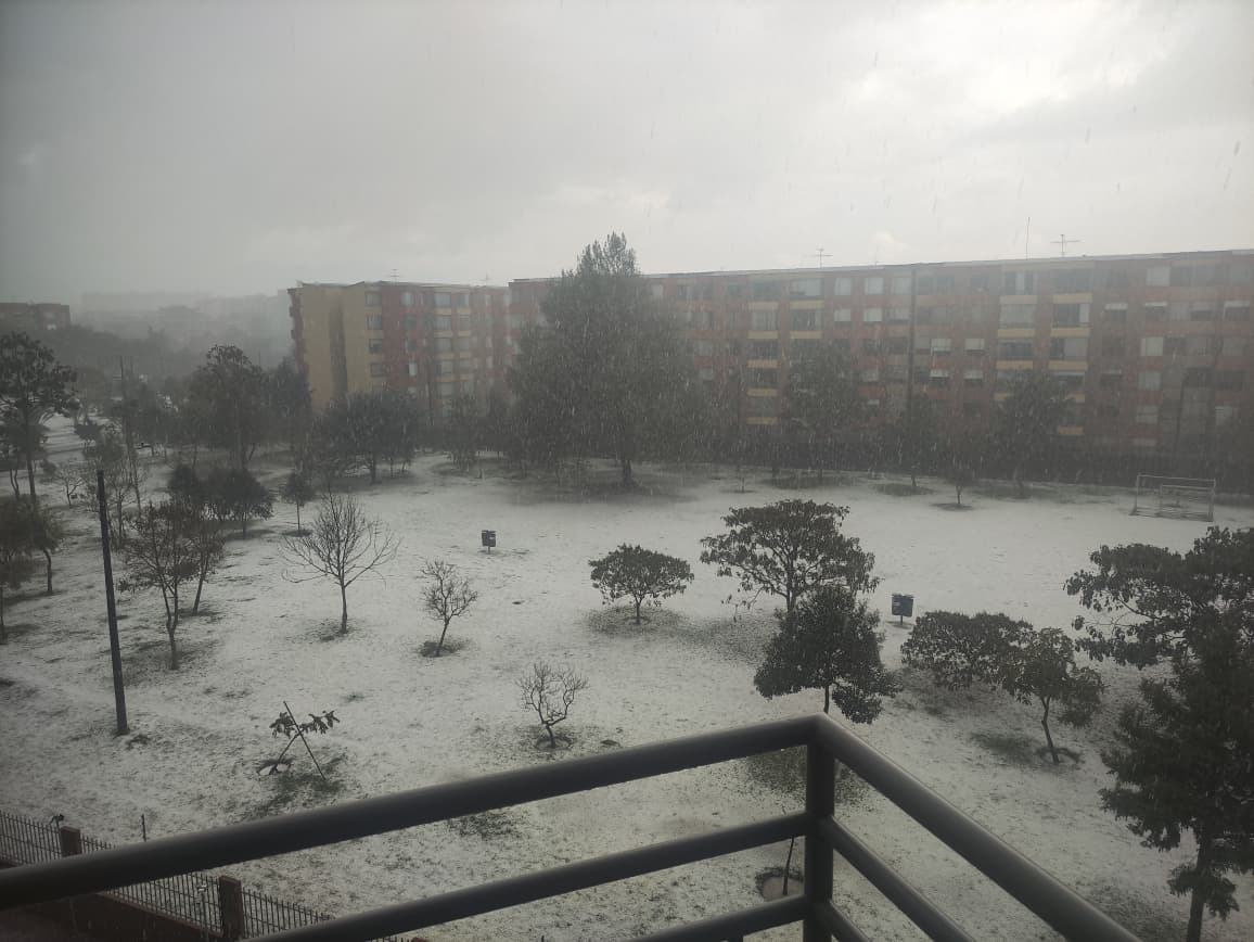 Fuerte granizada cubrió de blanco a Bogotá y afectó vuelos en El Dorado Granizada