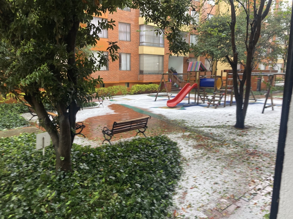 Fuerte granizada cubrió de blanco a Bogotá y afectó vuelos en El Dorado Fuerte granizada cubrió de blanco a Bogotá y afectó vuelos en El Dorado | RTA Noticias