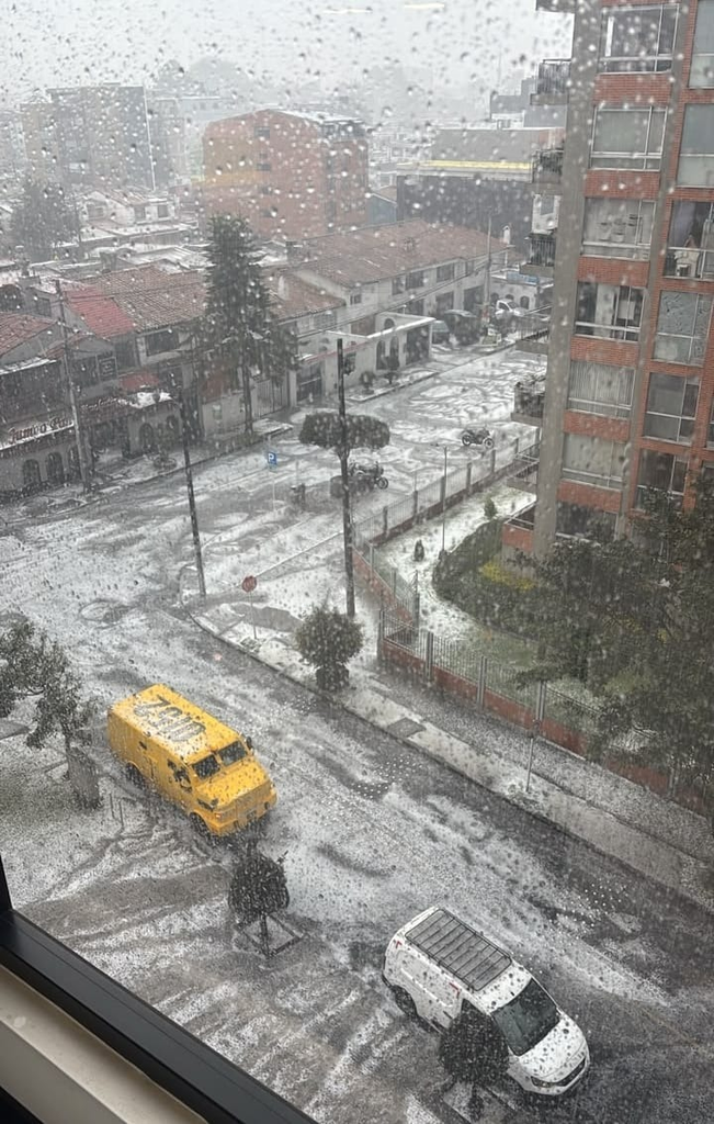 Fuerte granizada cubrió de blanco a Bogotá y afectó vuelos en El Dorado Fuerte granizada cubrió de blanco a Bogotá y afectó vuelos en El Dorado | RTA Noticias