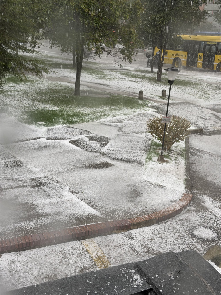 Fuerte granizada cubrió de blanco a Bogotá y afectó vuelos en El Dorado Fuerte granizada cubrió de blanco a Bogotá y afectó vuelos en El Dorado | RTA Noticias