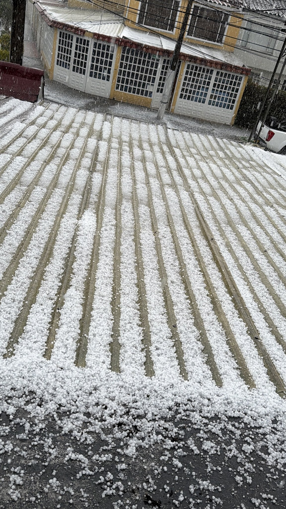 Fuerte granizada cubrió de blanco a Bogotá y afectó vuelos en El Dorado Fuerte granizada cubrió de blanco a Bogotá y afectó vuelos en El Dorado | RTA Noticias