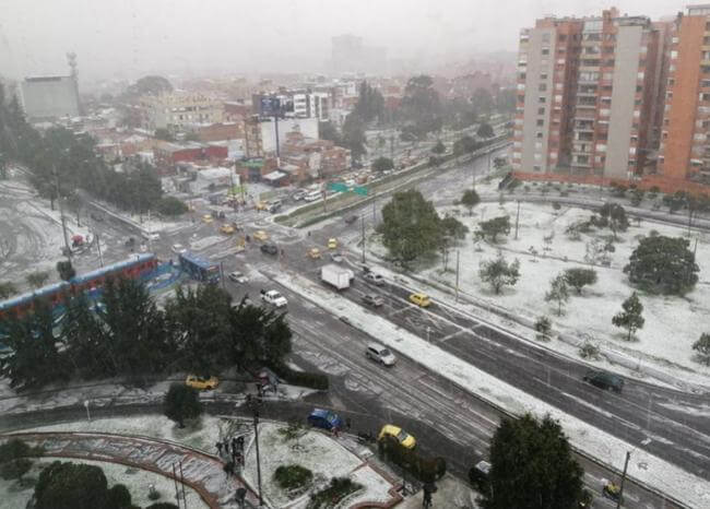 Fuerte granizada cubrió de blanco a Bogotá y afectó vuelos en El Dorado Fuerte granizada cubrió de blanco a Bogotá y afectó vuelos en El Dorado | RTA Noticias