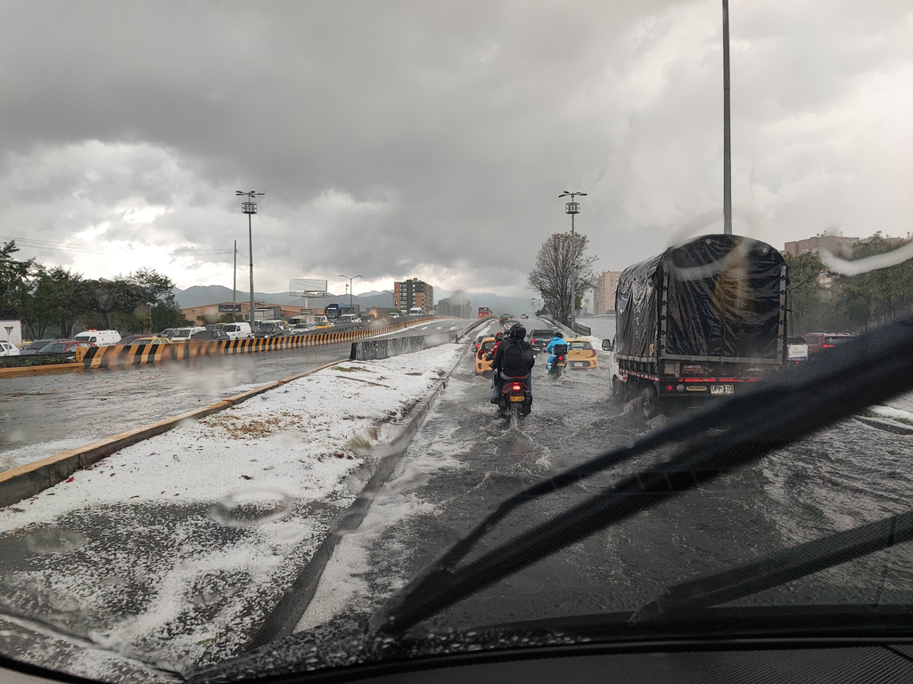 Fuerte granizada cubrió de blanco a Bogotá y afectó vuelos en El Dorado Fuerte granizada cubrió de blanco a Bogotá y afectó vuelos en El Dorado | RTA Noticias