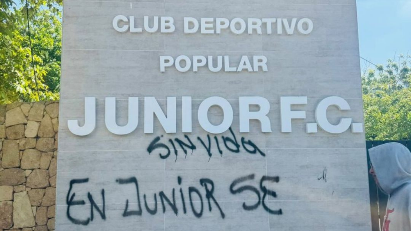 Junior rechaza vandalismo en su sede deportiva y carros de jugadores junior