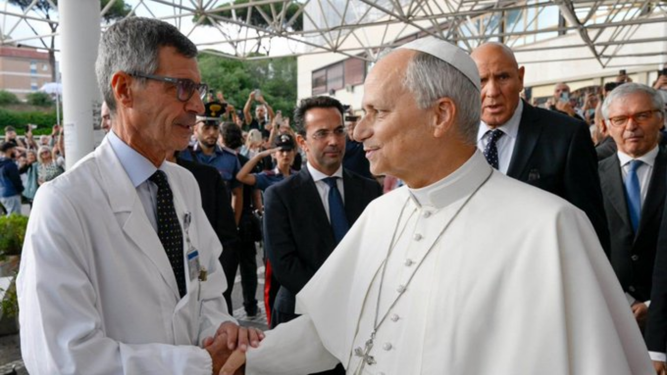 Papa León XIV recibe el alta médica y regresa al Vaticano tras cirugía pulmonar Papa León XIV
